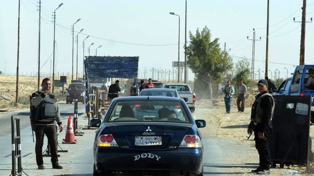 controle-de-la-police-egyptienne-au-nord-du-sinai-le-31-janvier-2015_5567591