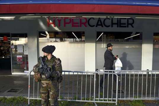 un-soldat-en-faction-devant-l-hyper-cacher-cible-d-un-attentat-jihadistes-en-janvier-2015-le-22-decembre-2015-a-paris_5912592_537_358