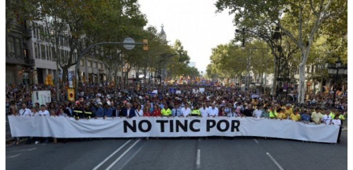 16208147-sans-peur-barcelone-manifeste-massivement-en-reaction-aux-attentats