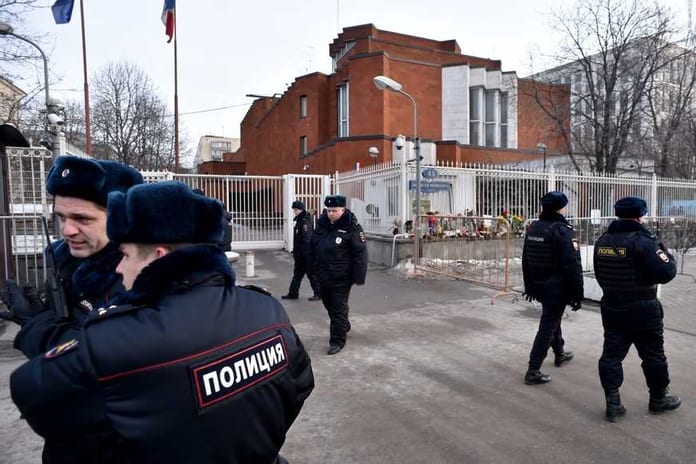 7782121506_des-membres-de-la-police-russe_872_581