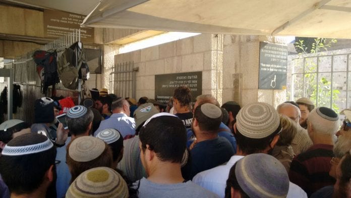 Jews-Enter-Temple-Mount-696x392