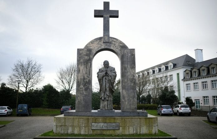 960x614_statue-jean-paul-ii-installee-depuis-2006-place-publique-ploermel