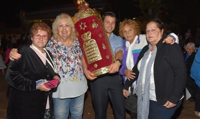 Simhat-Torah-avec-des-survivants-de-la-Shoah-A7