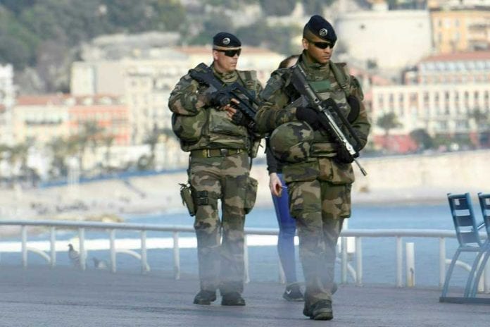 Un-homme-arme-d-un-couteau-arrete-sur-la-Promenade-des-Anglais-a-Nice_930_620