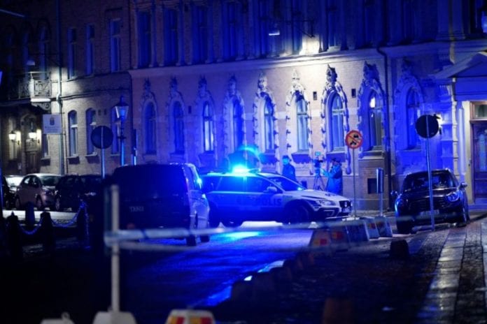 1079334-des-policiers-devant-la-synagogue-de-goteborg-apres-une-tentative-d-incendie-le-9-decembre-2017-en-s