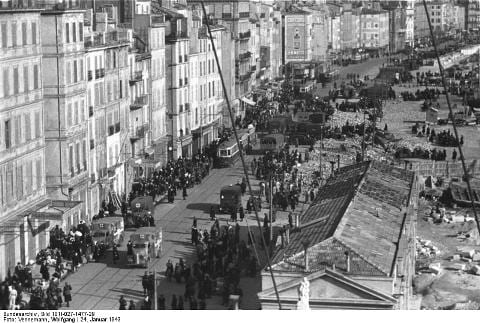 Bundesarchiv_Bild_101I-027-1477-29_Marseille_Hafenviertel._Deportation_von_Juden