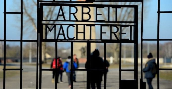 Migrants-visitant-les-camps-de-concentration