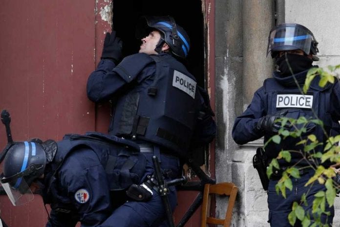Un-homme-de-33-ans-inculpe-a-Paris-et-ecroue-pour-un-projet-d-attentat-dejoue_959_640