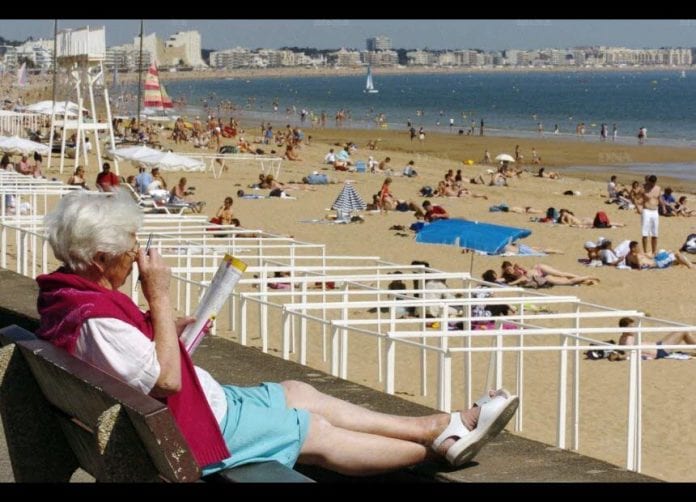 en-2010-les-francaises-pouvaient-esperer-vivre-en-bonne-sante-pendant-63-5-ans-pour-une-esperance-de-vie-de-85-3-ans-photo-archives-afp-prise-sur-la-plage-de-la-baule-1418793903