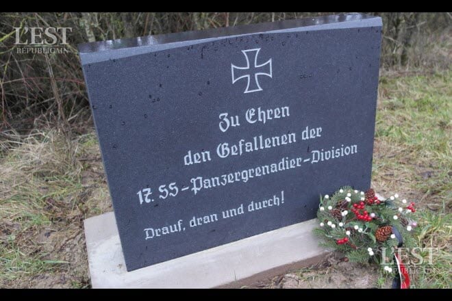 la-stele-en-l-honneur-des-ss-avec-leur-devise-drauf-dran-und-durch-(-tete-baissee-)-a-ete-erigee-sur-une-parcelle-privee-d-un-village-du-pays-de-bitche-photo-rl-1515014794