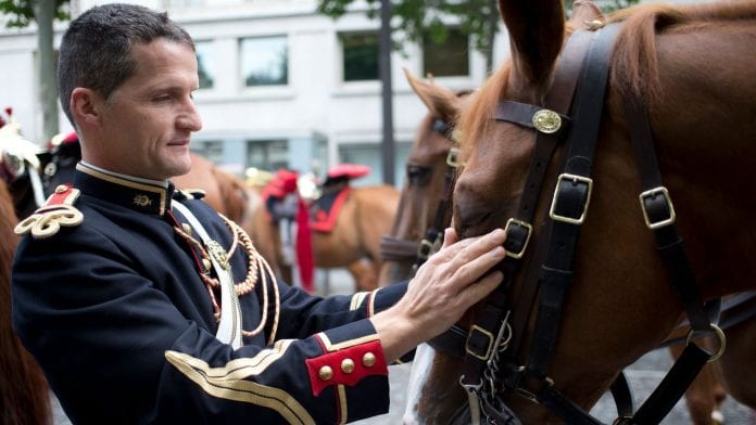 un-cavalier-de-la-garde-republicaine-prepare-son-cheval-avant-le-defile-du-14-juillet-2014-sur-les-champs-elysees_6000248