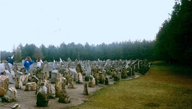 A_Treblinka_chaque_pioerre_represente_une_communaute_disparue_all_ws1027211365-660x375
