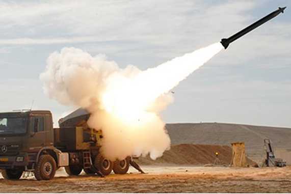 IMI_Israel_EXTRA_Extended_Range_Artillery_Rocket_MSPO_2015_defense_exhibition_Kielce_Poland_640_001_572_381