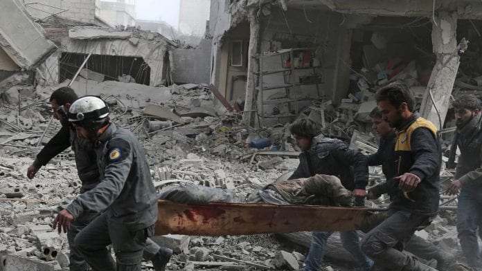 un-homme-blesse-evacue-par-des-forces-de-defense-civiles-sur-un-brancard-dans-la-region-de-la-ghouta-pres-de-damas-le-20-fevrier-2018_6021012