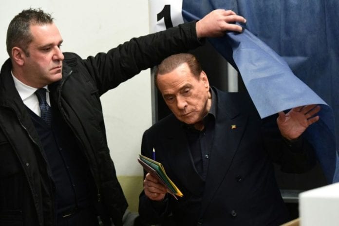 1101939-silvio-berlusconi-leader-du-mouvement-de-centre-droit-forza-italia-vote-pour-les-legislatives-le-4-m
