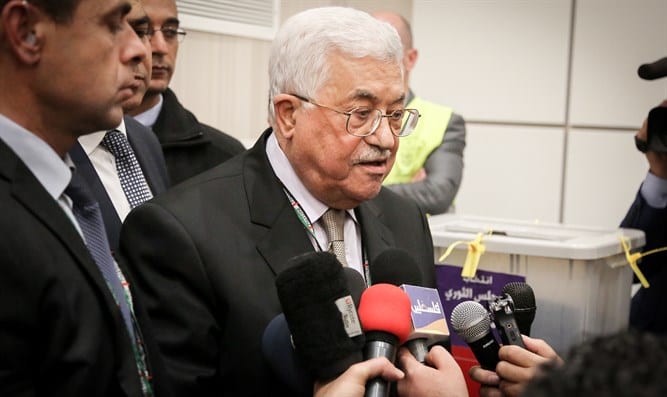 Mahmoud-Abbas-devant-les-micros-90