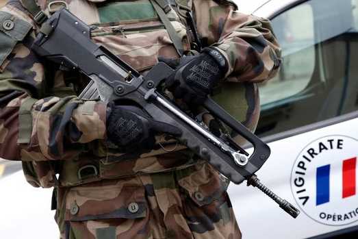 a-french-legionnaire-holds-his-famas-assault-riffle-as-he-patrols-as-part-of-france-s-national-security-alert-system-sentinelle-in-nice_5945404_524_349