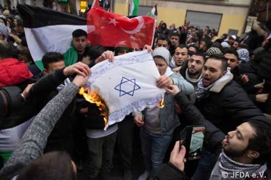 Mondialisme-Remodeler-Islam-Antisemitisme-Terrorisme-Invasion-e1524670656425_556_371