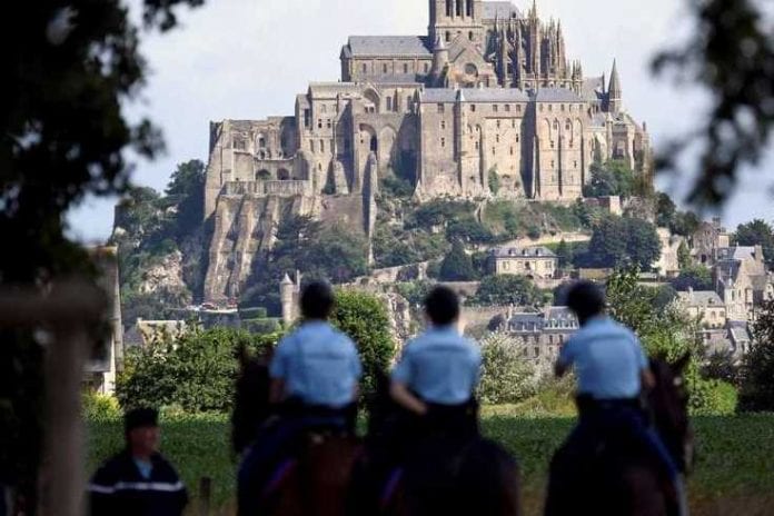 un-homme-a-ete-interpelle-a-caen-quelques-heures-apres-l-evacuation-du-mont-saint-michel_735_490