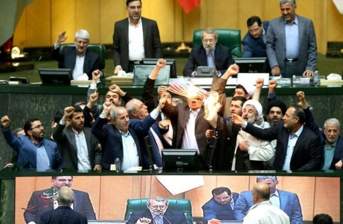 1120131-photo-distribuee-par-le-parlement-iranien-montrant-des-deputes-en-train-de-bruler-un-drapeau-america