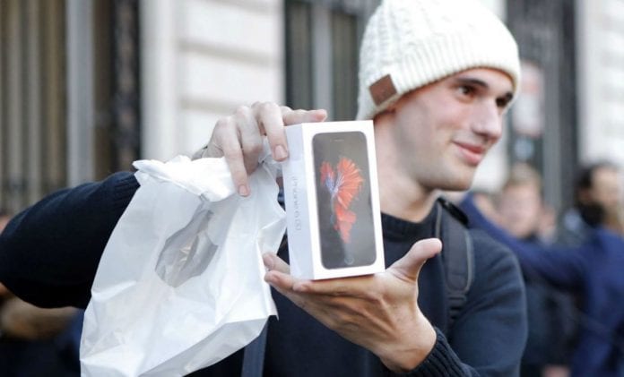 mai-iphone-revolution-manifestations-consommation-1200x726