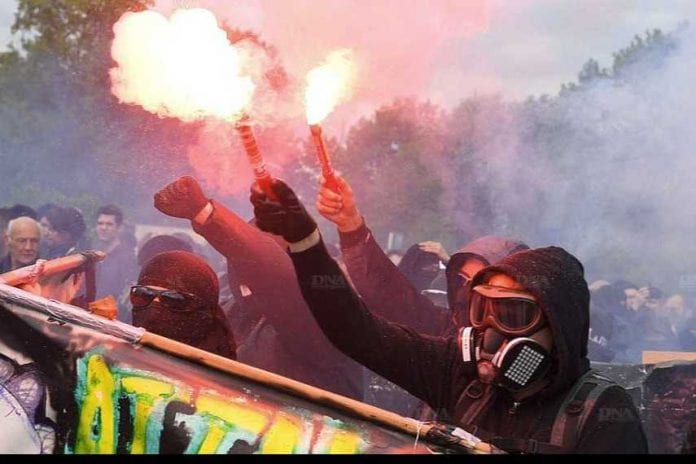 plus-de-1200-personnes-en-noir-et-vetues-d-une-cagoule-bloquent-le-pont-d-austerlitz-photo-alain-jocard-afp-1525182093_855_570