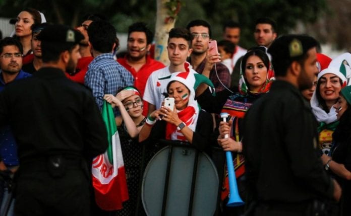 1134374-des-supporters-iraniens-a-teheran-avec-leurs-vuvuzelas-le-20-juin-2018