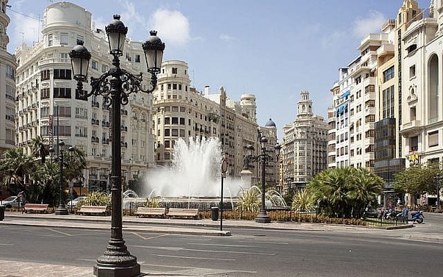 800px-València_Plaça_del_Ajuntament-PM_52026-640x400