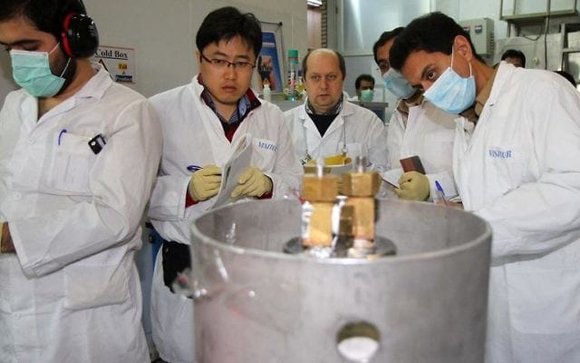 Des-inspecteurs-de-lAIEA-et-des-techniciens-iraniens-à-la-centrale-nucléaire-de-Natanz-le-20-janvier-2014-640x400