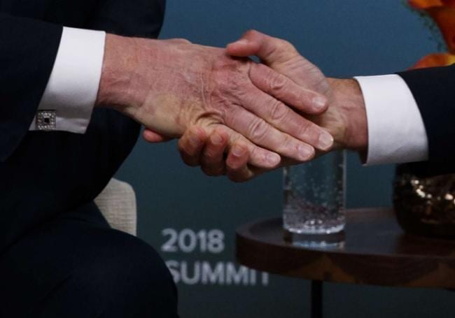 Poignee de main Trump Macron SIPA