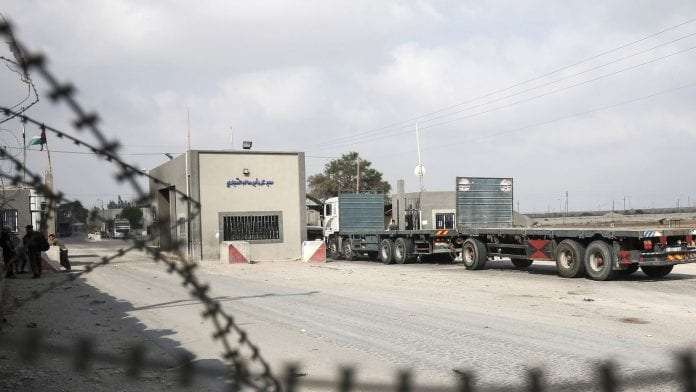 des-camions-au-terminal-de-kerem-shalom-point-de-passage-de-marchandises-entre-israel-et-la-bande-de-gaza-le-17-juillet-2018-a-rafah_6091731