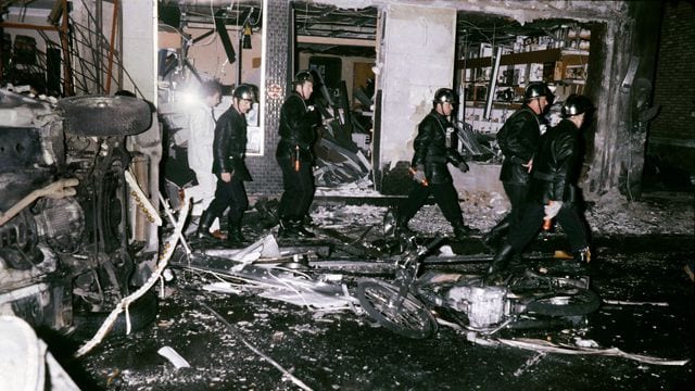 des-pompiers-au-milieu-des-decombres-le-3-octobre-1980-a-la-synagogue-de-la-rue-copernic-a-paris_5598639