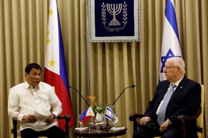1152751-le-president-israelien-reuven-rivlin-d-recoit-son-homologue-philippin-rodrigo-duterte-g-a-jerusalem- (1)