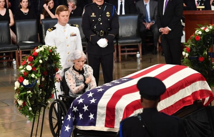960x614_106-ans-roberta-mccain-premieres-installer-face-cercueil-fils-vendredi-capitole