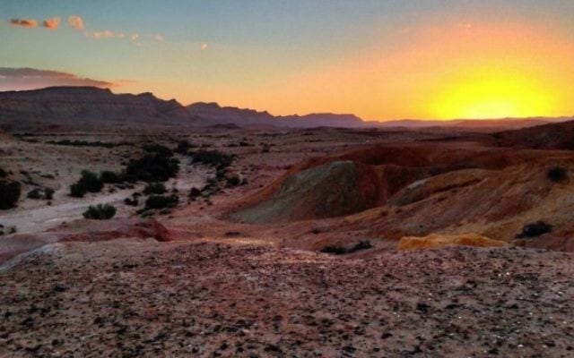 Sunset_in_the_Negev_Desert_near_Yeruham_Israel-635x3571-640x400