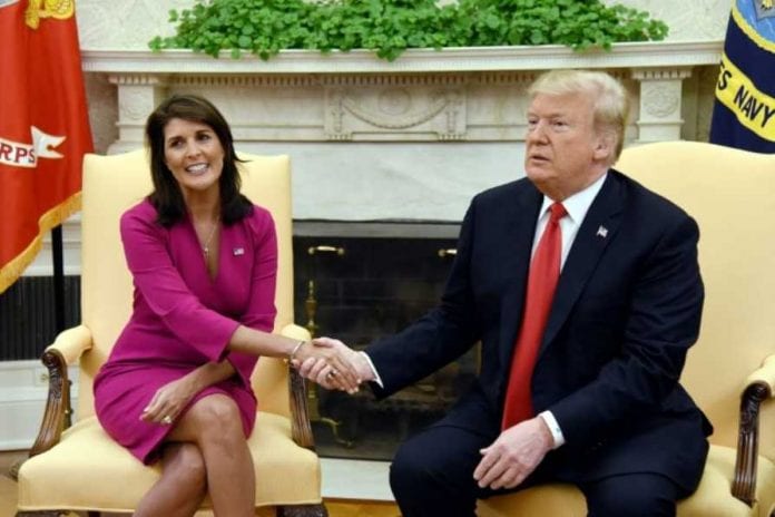 1162164-le-president-des-etats-unis-donald-trump-et-l-ambassadrice-americaine-a-l-onu-nikki-haley-qui-a-anno_894_596