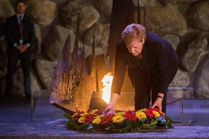 German-Chancellor-Angela-Merkel-lays-a-wreath-in-Yad-Vashem-October-4-2018.-696x464