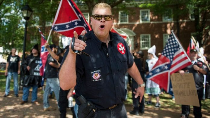 un-membre-du-ku-klux-klan-lors-d-une-manifestation-a-charlottesville-en-virginie-est-le-8-juillet-2017_5930822
