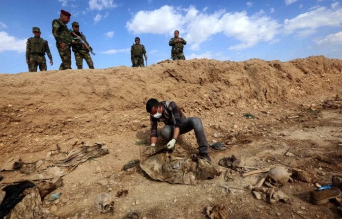 960x614_charnier-combattants-yazidis-exhume-autorites-2015