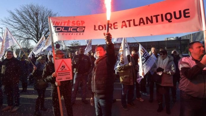 b2c922dfefe095110564e06423334091-nantes-apres-les-gilets-jaunes-les-gilets-bleus-dans-la-rue_5