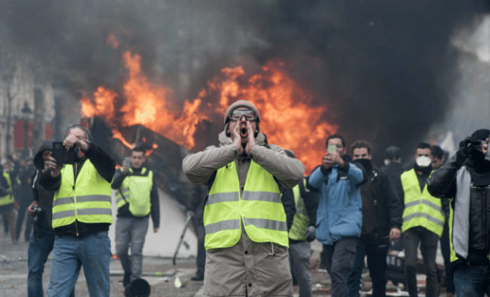 gilets-jaunes-macron-mepris-champs