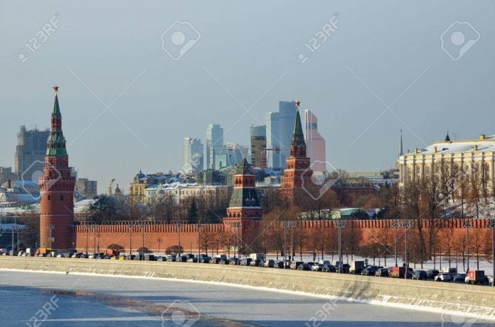 72053154-moscou-russie-7-décembre-2016-vue-d-hiver-du-kremlin-de-moscou-du-remblai-du-kremlin-et-du-centre-d
