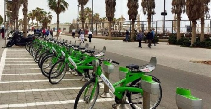A-vélo-dans-Tel-Aviv
