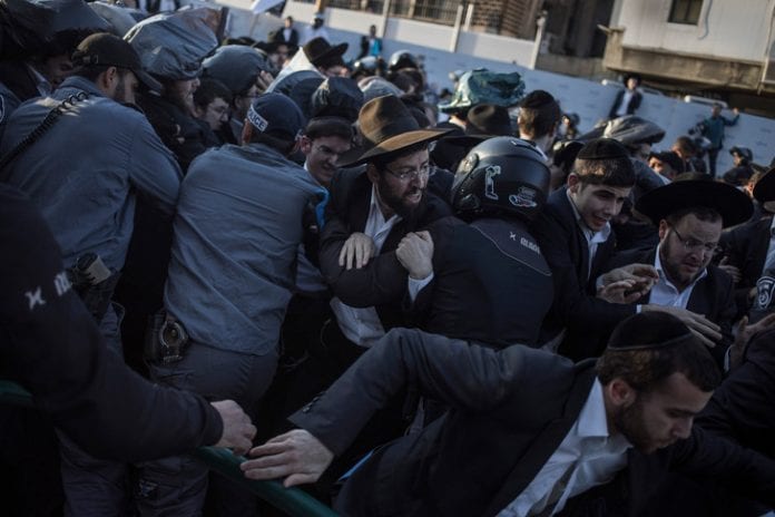 juifs-ultra-orthodoxes-affrontent-policiersd-manifestation-contre-conscription-armee-israelienne-Bnei-Brak-Israel-12-2018_0_729_486