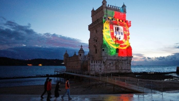 torre_belem_lisboa_portugal_bandeira_Reuters-696x392