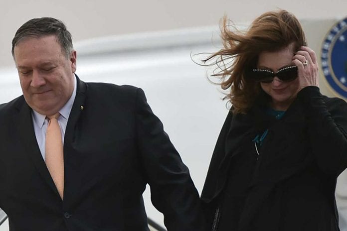 190108-pompeo-et-epouse-susan-arrivent-amman_1241_828