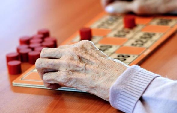590x378_personne-agee-joue-bingo-etablissement-hebergement-personnes-agees-dependantes-ehpad