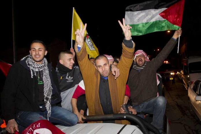 7768411623_le-prisonnier-palestinien-libere-jamal-abu-jamal-centre-arrive-a-jerusalem-est-le-31-decembre-2013_825_550