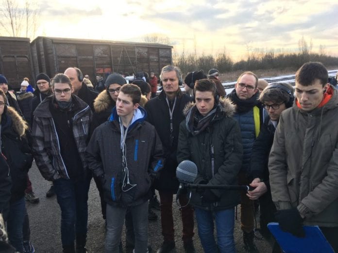 Des-lycéens-de-Laplace-à-Caen-actuellement-en-visite-au-camp-dAuschwitz-Birkenau-854x641