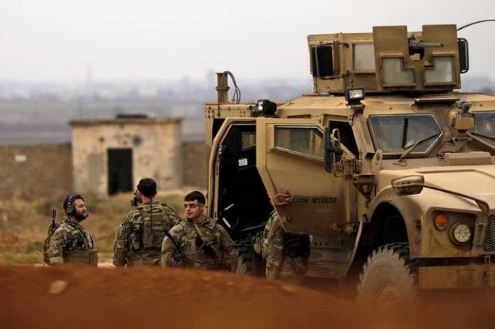 combattants-forces-democratiques-syriennes-FDS-soldats-americains-patrouille-ville-Darbasiyah-Syrie-frontiere-turque-4-novembre-2018_0_728_522_724_483